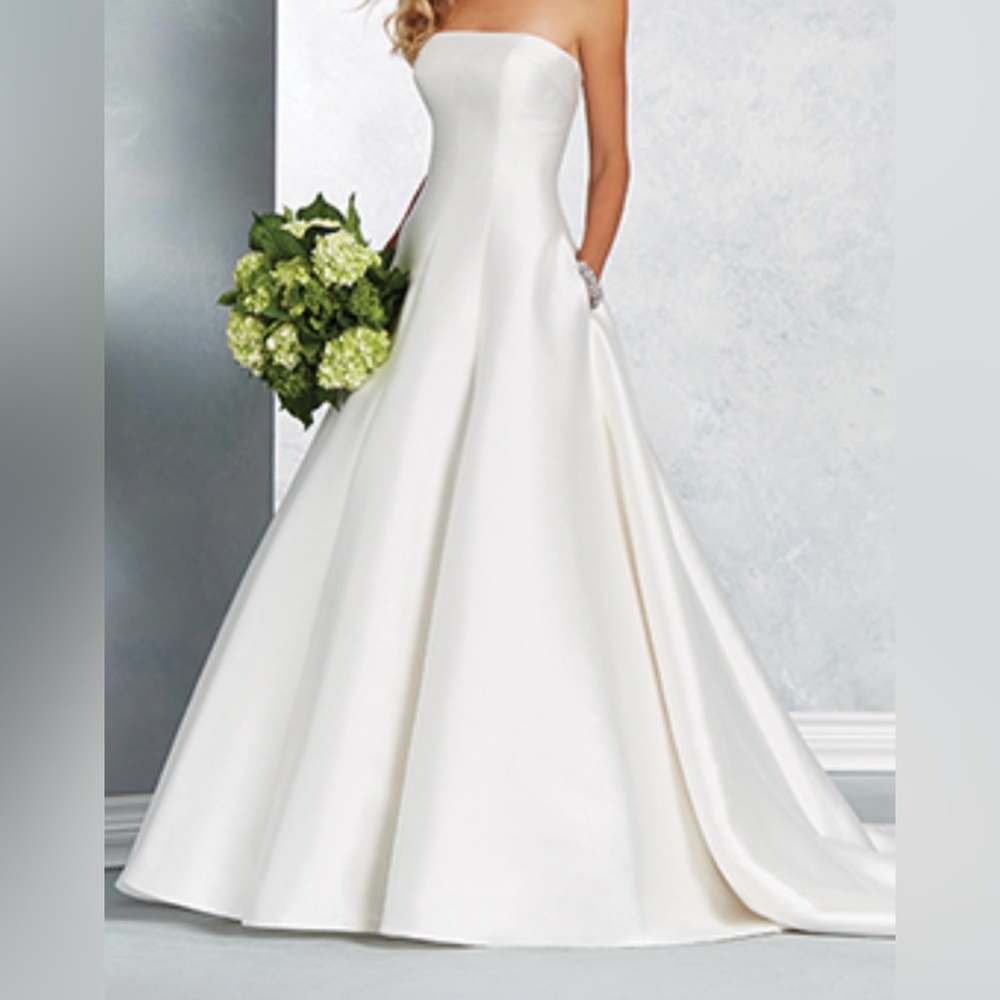 Elegant Strapless White Gown